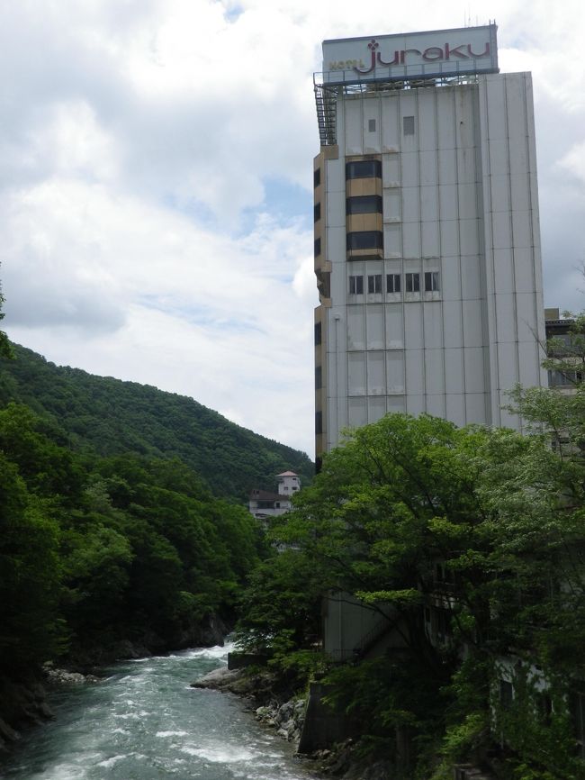 水上温泉にある「ホテル聚楽」に宿泊、翌日、仕事までの時間に周辺を散策、そばにあった忠霊塔公園・歴史民俗資料館を見て、更に温泉街を歩いて湯原温泉公園・道の駅水紀行館を覗いてから利根川の自然美が見られる諏訪峡まで行って見ました。<br /><br />有名ホテルのホテル聚楽は人気があるようで多くの人が宿泊していました、夕食・朝食共、種類豊富な食事を楽しみました、温泉も楽しめました、大浴場入浴で体が癒されました。