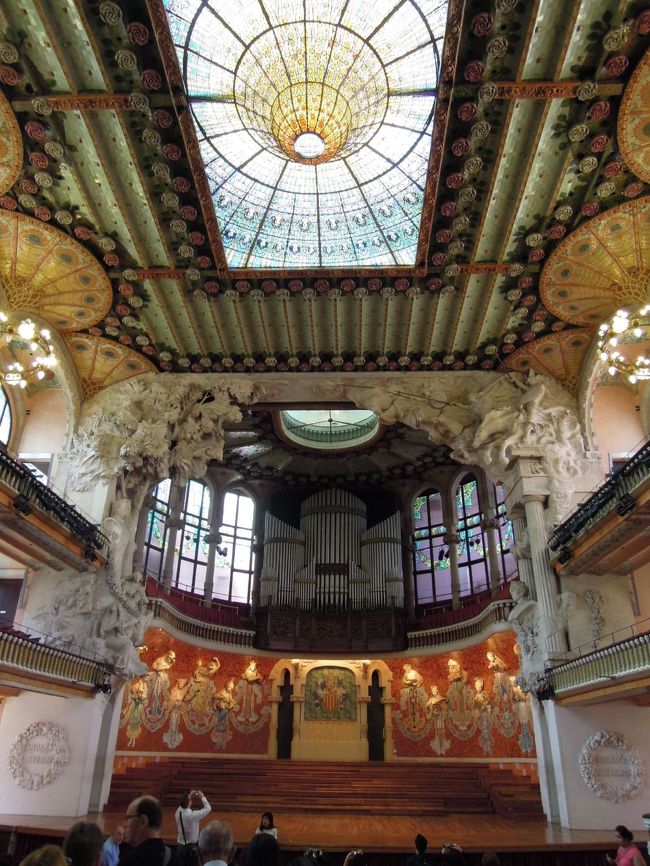 フリータイム。<br />以前修復中で入れなかった、カタルーニャ音楽堂へ。<br />ガウディの師でもある、ドメネク・イ・モンタネールの作った音楽堂。<br />天井のステンドグラスの美しさにため息が出ました。