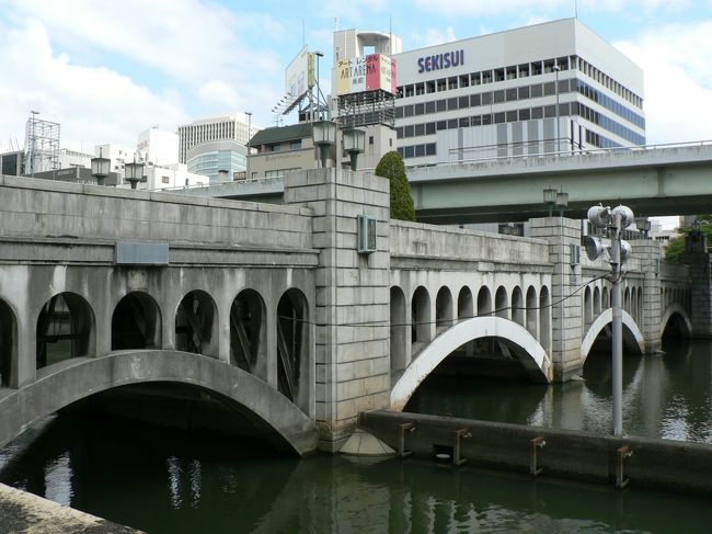 鉾流橋（ほこながしばし）は、大阪市北区の堂島川に架かる大阪市道裁判所東筋線の橋で「浪速の名橋５０選」に選定されている。鉾流橋の名の由来は、天神祭の鉾流神事がこの橋のたもとで行われることに因んでいるとされる。橋の歴史は古くはなく、１９１８年に最初の橋が木造で架橋され現在の橋は１９２９年に完成し１９８０年に拡幅などの改修が行われている。<br />水晶橋（すいしょうばし）は、大阪市の堂島川（旧淀川）に架かる歩行者専用橋で大阪市北区中之島１丁目と北区西天満２丁目の間を結んでいる。河川浄化を目的として１９２９年に『堂島川可動堰』として建設された可動堰で堂島川の水質改善に貢献した。１９８２年に橋面を改装し歩行者専用橋になった。堂島川の橋から見る光景は美しい。<br />（写真は水晶橋）<br />