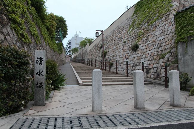 この日は、大阪市の中央部を東西に横断する千日前通を境として、北側の名前のつく坂道と、南側の「天王寺七坂」と呼ばれる有名な坂道を、愛用のクロスバイクでめぐりました。<br /><br />大阪市内を南北に連なる上町台地は、北は大阪城の辺りから、南は住吉大社の辺りに至る丘陵地で、この台地を中心に大阪の町が形成されました。<br /><br />大昔の上町台地は、周辺を海に囲まれた半島状の台地だったことから、おのずと東西方向に下る地形で、町の発展とともに必然的に坂道が生まれることになりました。<br />　<br />観光スポットとしても親しまれている「天王寺七坂」は、天王寺区夕陽丘の上町台地西側にある７つの坂の総称で、この一帯は、江戸時代に大阪城下から移転させられた寺院が集まる、いわゆる「寺町」になっています。<br /><br />千日前通北側の坂道の順路<br />　　法円坂（ほうえんざか）<br />　　　↓<br />　　かぎや坂<br />　　　↓<br />　　あいどり坂<br />　　　↓<br />　　ほくちゃ坂<br />　　　↓<br />　　どんどろ坂<br />　　　↓<br />　　心眼寺坂（しんがんじざか）<br />　　　↓<br />　　三韓坂（さんかんざか）<br />　　　↓<br />　　地蔵坂（じぞうざか）<br />　　　↓<br />　　高津宮内の<br />　　　相合坂（あいおいざか）<br />　　　西　坂（にしざか）<br />　　　北　坂（きたざか）<br /><br />天王寺七坂の順路<br />　　真言坂（しんごんざか）<br />　　　↓<br />　　源聖寺坂（げんしょうじざか）<br />　　　↓<br />　　学園坂（がくえんざか）<br />　　　↓<br />　　口縄坂（くちなわざか）<br />　　　↓<br />　　愛染坂（あいぜんざか）<br />　　　↓<br />　　清水坂（きよみずざか）<br />　　　↓<br />　　天神坂（てんじんざか）<br />　　　↓<br />　　逢坂（おうさか）<br /><br />なお、学園坂は「天王寺七坂」には含まれませんが、交差点の名前になるくらいよく知られた坂なので訪れました。