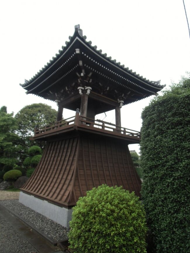 JR・小田急の町田駅に近い鵜野森の妙延寺（みょうえんじ、東京都町田市森の）は池上本願寺の末寺で、相模原市と境界を接する境川（さかいがわ）に沿ったバスが頻繁に通る位置に在ります。<br /><br />永和２年（１３７６）に日顕上人による草創で、開基檀越の菩提寺として草庵を建立したと伝えられています。<br /><br />天明年間に祖師堂、鐘楼、客殿などが建てられ大規模な伽藍として長期に亘りその名を博します。<br /><br />昭和２０年（１９４５）の東京大空襲により山門を残してすべてを焼失、昭和３６年（１９６１）に現在の本堂の再建を始めにして他の建物が揃うようことになります。