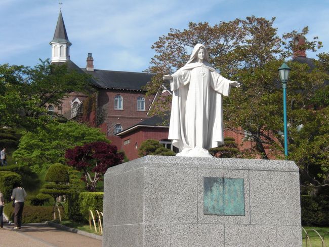 ようやく函館の遅い桜の時期も終わり、青葉の季節となりました。本州では早い梅雨入りですが、こちらはいい気候となったので函館山の裏にある津軽海峡に面する立待岬から漁火通りを経てトラピスチヌ修道院までぶらりとドライブしました。ドライブの初めは吉田商店のスープカレーでの腹ごしらえからです！