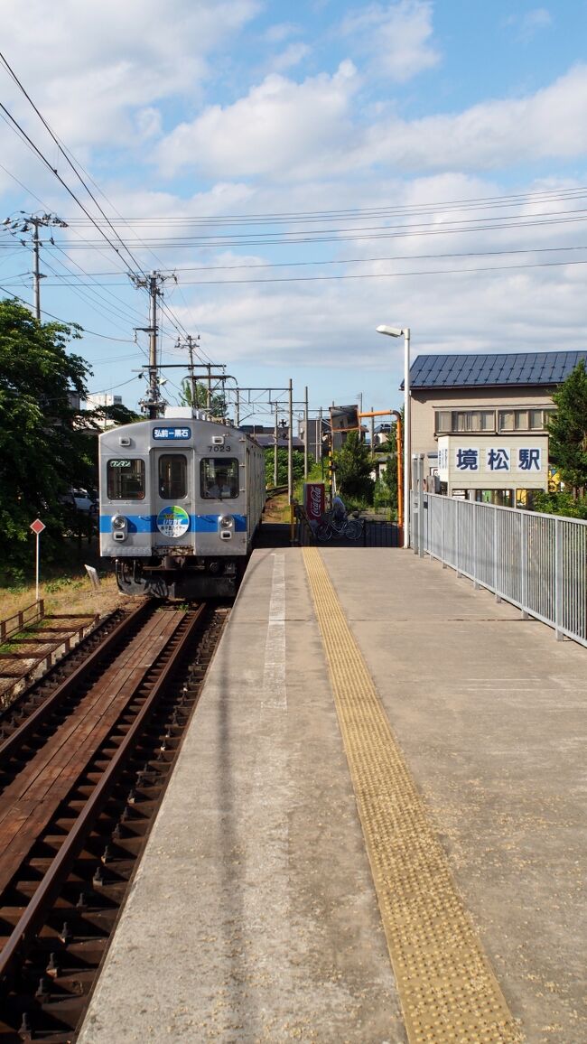 梅雨の合間をぬって、東北最北の地、青森県に１泊２日の旅をしてきました。<br />羽田空港から青森空港間、ＪＡＬの始発便と最終便（二日目）を利用した「弾丸トラベル（笑）」です。<br /><br />今回の訪問先は・・・<br />【初日】　<br />　◎五所川原（津軽）　→　太宰治記念館「斜陽館」、芦野公園<br />　◎浅虫温泉（青森）　→　サンセットビーチにて夕日鑑賞<br />【二日目】<br />　◎八戸　　　　　 →　Ｂ級グルメ「八戸せんべい汁」<br />　◎黒石（弘前）　→　Ｂ級グルメ「黒石つゆ焼きそば」<br /><br />今回の旅のテーマは<br />「太宰文学に触れる旅」<br />そしてサブテーマが「Ｂ級グルメを食す（笑）」です。<br /><br />順不同ですが、最終日の「黒石」編、スタートします。