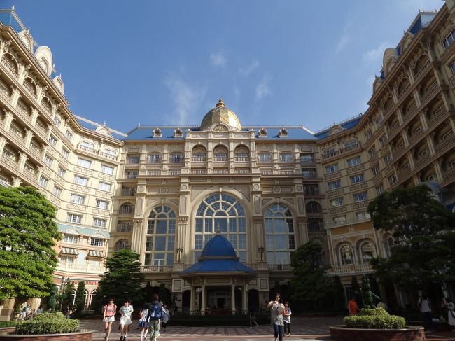前回に続き今回のお泊りもディズニーランドホテルへ♪<br /><br />本当はミラコスタに泊まりたかったのですが。。。<br /><br />私は10年ほど前に泊まってるけど、<br />姪っ子たちは泊まった事がなかったので、<br />泊まりたかったんだけど・・・<br />バケーションパッケージのプランは<br />全てミラコスタは満室(>_<)<br />アンバサダーは移動がバスになるしって事で<br />今回もバケーションパッケージでディズニーランドホテルを<br />予約したのであります☆<br /><br /><br />自宅を早めに出て休憩をいれつつディズニーランドホテルの<br />駐車場に着いたのが深夜の2時過ぎ。<br />そこから駐車場で仮眠をとり、7時過ぎにホテルのロビーへ行き<br />プリチェックインの手続きへ~。<br />お正月に手続きする時はかなりの行列でしたが、<br />今回も並んでいましたが、20分ほどで済みましたぁ!<br />チェックインの時にエクスプレスチェックアウトの手続きも済ませたので、帰りはフロントでチェックアウトしなくてもいいので楽チン♪<br /><br />今回は4~7階のパークビューのお部屋で<br />景色もとってもよいお部屋でした(^^)<br /><br /><br />