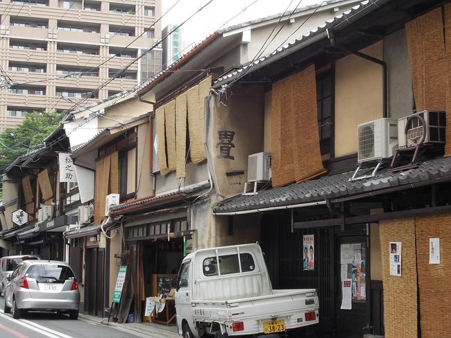 ２月は西本願寺近くに３泊でしたが、今回は四条烏丸ちかくのホテルに６連泊しました。雨の季節で外歩きがままならない状況でしたが、結果的に のんびり過ごした一週間になりました。<br />仲間が初日の夕食に招待してくれたのは京都文化博物館の高倉通で、御池通に近い「五けんしも」という店でした。居酒屋風ですが たしか「京薬膳」と書いてあったと思います。いくつもの小鉢の料理と、盛り合わせと、「五けんしも」というラベルの地酒をいただきました。<br />この店の不思議な名前は、御池通に近い亀甲屋からかぞえて「五軒しも」にあるということだそうです。<br /><br />二日目は金平糖を買いました。四条から市バス201で百万遍下車、横丁に入ってすぐに1847年創業の緑寿庵清水があります。<br />金平糖の芯材に２種類あって、大きい芯の金平糖は口中で崩れやすい金平糖ができるそうで、昔からの小さい芯は長時間楽しめる金平糖になるそうです。<br /><br />次は京都文化博物館１Fの京都では数少ない本格手打ちそばの有喜屋（ukiya.co.jp）（1929年創業）です。天ぷらそば、にしんそば、とろろそばに五目飯がついている「そば三昧」￥1560は それぞれに美味で完食。なお本店は先斗町で、市内に６店あるそうです。<br />歩いて六角堂に行きました。山号は紫雲山頂法寺、聖徳太子が四天王寺建立の用材を求めてこの地にいたり、持仏の一寸八分の如意輪観音を祀ったのがはじまり。境内北側には11階建ての池坊会館がある。亡母が池坊を教えていたので、池坊発祥の地として知識はありましたが初めての訪問です。時計回りに一周してから隣のスターバックスに入りました。<br />このスタバーは全面のガラス越しに六角堂を眺められるのですが、特等席は若者がノートPCや本をひろげ、なかには爆睡しているのもいて年寄りは座りにくい感じでした。<br /><br />妙心寺も初めてでした。大きすぎるお寺です。宣伝に乗せられて東林院の沙羅双樹を見に行きました。和菓子と抹茶つきの拝観料が￥1300は高すぎです。沙羅（夏椿）は年を経た樹とは見えず、満開には早く、坊さんの説明も手馴れすぎて、やや「俗」にすぎた感じです。<br />四条大宮から嵐電で帷子の辻、乗り換えて妙心寺まで、の電車は昭和の昔を呼び戻してくれる感じの旅情あふれる電車でした。<br /><br />御霊神社（ごりょうじんじゃ）。全国に同じ名前の神社がありますがすべて怨霊・亡霊をしずめるために祀られた神社です。京都、上京区にある御霊神社は「上後霊神社」と呼ばれていましたが、現在の正式名称は御霊神社（ごりょうじんじゃ）で、当初は光仁天皇の皇子の早良親王（崇道天皇）の怨霊を慰霊したが、863年には他戸親王、光仁天皇の皇后・井上大皇后、藤原大夫人、橘太夫、文太夫をあわせ六座の神座を設けて御霊会を行っているそうです。<br />門前の「唐板(からいた)」のお店は500年も続く店です。<br /><br />早良親王は異母兄の桓武天皇の即位とともに立太子したが、長岡京造営に関する事件で廃嫡、幽閉され、無実を訴える絶食のなか淡路に配流される途中、河内で憤死した方です。そのご、天皇家の病気、疾病の蔓延、洪水なども早良親王の崇りとされ、800年に崇道天皇と追称されています。<br />京都の鬼門に当たる上高野には早良親王のみを祭神とする崇道神社があるという。<br /><br />今回の旅は宿の場所がよかったので、バス、地下鉄、嵐電まで徒歩範囲でした。ホテルで紹介する食事処は昼食￥2000〜、夕食￥4000〜ですが、写真で紹介する定食屋や食堂のほか、牛丼屋も近くにあり、24時間のスーパーやコンビニも数十メートル範囲にあるので、至極便利でした。<br />便利なので、一日中ホテルでごろごろしていたり、バスで京都駅まで行って、買い物や食事を楽しんだりと、本当にのんびりしました。<br />