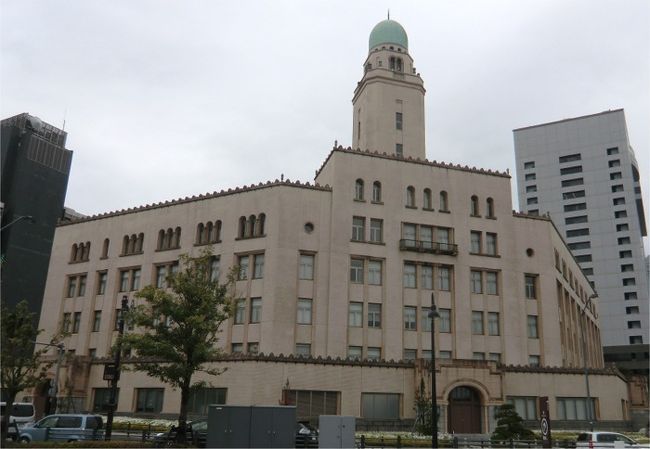 横浜・ヘリテージング街歩き。1 神奈川県立歴史博物館辺り<br />http://4travel.jp/traveler/marimomaman/album/10785251/<br /><br />に続き、お昼を食べた後は、すぐ近くの”日本郵船歴史博物館”から再スタートです。<br /><br />歴史的建造物である建物が、資料館や博物館になっていれば、<br />中に入って、展示物だけでなく、建物を内側から見る事ができるのがうれしいです。<br />外から、内から建物をじっくり見て、展示物もなかなか面白かったです。<br /><br />そして、その次は、「横浜三塔」のひとつ、クイーンの塔のある”横浜税関本関庁舎”<br />ここにも、”横浜税関資料展示室”があるので、見学します。<br />見学室は、古い建物としても見どころはありませんでしたが、<br />展示はそれなりに興味深く見せて頂きましたよ。<br />その後は、キングの塔、”神奈川県庁本庁舎”こちらは、日曜日の為中には入れませんでしたので、外からだけ。<br />ここまでを<br />横浜・ヘリテージング街歩き。2 日本郵船歴史博物館、クイーンとキング<br />として、掲載いたします。