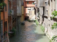 ボローニャの運河遺跡を訪ね，製糸業の繁栄をしのぶ。