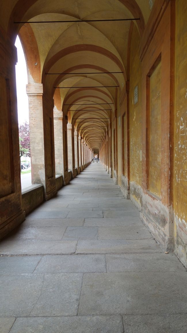 Basilica della Madonna di San Luca まで延々と続くポルティコを歩きました。4キロメートルも続くとか。ポルティコの美しさに圧倒されました。