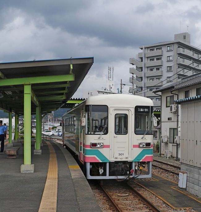 1609　茶寮大番でゆっくりしたために，他に回ることができなくなってしまった．まわるとしても残り1時間しかなかったのでまあいいだろう．西鉄甘木線で帰ろうと思ったが，時間的に少し無理があるので帰りも甘木鉄道に乗った．途中小郡で西鉄に乗り換える人が多かった．基山よりＪＲ．1905発NH268便で帰京した．今回はレンタカーを借りなかったので，機動力はなかったが，時間が止まったような「秋月」を散歩することができた．ほとんど観光客がいない曇り時々雨の平日．日本の濃いむせかえるような緑を楽しんだ．今度はレンタカーで朝倉三連水車をみたり，「だんごあん」で涼んでみたい．残念なのは秋月で昼食を食べるところがないために秋月散歩を中途でやめて甘木まで戻ったことだった．せめて一軒でも食堂が営業できるよう，シーズンオフでも観光客が秋月に来てくれることを願ってやまない．とても心休まる，日本の良さを感じさせてくれるところだった