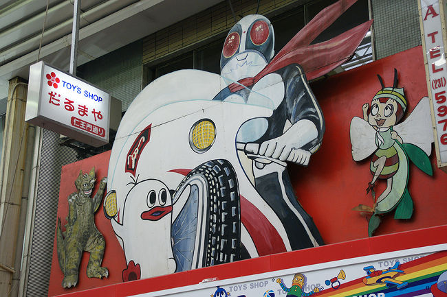 リニア・鉄道館に行きたくて、名古屋を旅しました。<br />大阪から比較的近いので、毎年のように足を運んでいますが、まだまだわからない名古屋文化、結構好きな名古屋飯、地名だけ知ってる名古屋郊外…。まるで達成感を味わうように、ひとつひとつ潰して行きたいです。<br />今回は、前回も訪問した大須商店街も前回以上に堪能しました。<br /><br />1日目…(朝)大阪→(昼)名古屋・栄→大須→(夜)栄(泊)<br />2日目…(朝)栄→(昼)金城埠頭・リニア鉄道館→名古屋駅界隈→(夜)大阪<br /><br />前回までの名古屋旅行記<br /><br />愛知旅行記~2012 名古屋市内編~<br />http://4travel.jp/traveler/rokuo/album/10660290/<br /><br />ちょい旅~2011 愛知・名古屋市内編~<br />http://4travel.jp/traveler/rokuo/album/10579905/<br /><br />ちょい旅~2010 愛知・名古屋市内編~<br />http://4travel.jp/traveler/rokuo/album/10532939/<br /><br />ちょい旅~2008 愛知・名古屋市内編~<br />http://4travel.jp/traveler/rokuo/album/10294778/