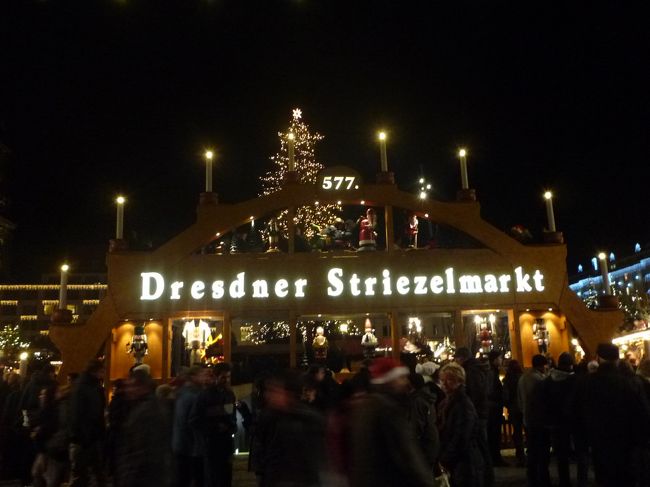 2011年11/25〜11/27の週末旅行でドイツのクリスマスマーケットめぐりをしました。<br /><br />＊訪問先＊<br />ドレスデン(Dresden)、ライプツィヒ(Leipzig）、カッセル（Kassel）<br /><br /><br />一日目<br />さすがに遠いのでライプツィヒに前日入り。<br />仕事が終わって夕方出発。<br />ドイツの自宅から東へ500km！<br />思った以上に遠かった・・・。<br /><br />二日目<br />ドレスデン観光とクリスマスマーケットを楽しみます。<br /><br /><br /><br /><br />
