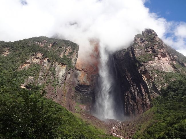 世界三大瀑布(ナイアガラ、ビクトリア、イグアス)に勝るとも劣らないといわれている、ベネズエラの秘境エンジェルフォールに行ってきました。<br />滝を見る現地ツアーだけなら2泊3日なのですが、南米のツアー出発地までの移動や、途中のコスタリカのサンホセとパナマシティへの寄り道でトータル10日間の旅となりました。実は今回、ちょっと楽をしようと、少し贅沢な旅になっています(^^ヾ<br /><br />【行程】<br />7/01 東京〜ダラス〜サンホセ<br />7/02 サンホセ〜パナマシティ<br />7/03 パナマシティ〜マイアミ<br />7/04 マイアミ〜カラカス〜プエルトオルダス〜シウダーボリーバル<br />7/05 エンジェルフォールツアー（1日目）<br />7/06 エンジェルフォールツアー（2日目)<br />7/07 エンジェルフォールツアー（3日目)〜(夜行バス)<br />7/08 カラカス<br />7/09 カラカス〜ニューヨーク〜東京（翌日）<br /><br />【フライト】<br />01 JUL AA 176 C 成田 ダラス1130 0900<br />01 JUL AA2155 C ダラス サンホセ1605 1905<br />02 JUL CM 145 Y サンホセ パナマシティ 1520 1736 (CM629 1433 1650に変更）<br />03 JUL AA2198 C パナマシティ マイアミ1520 1925<br />04 JUL AA2111 C マイアミ カラカス0710 0955<br />04 JUL VN1363 Y カラカス プエルトオルダス 1500 1600<br />09 JUL AA 938 C カラカスJFK 0950 1525<br />09 JUL AA 135 C JFK 羽田1855 2215(+1)<br />（AA: JMBアメリカン航空特典ビジネス航空券「成田〜ダラス〜サンホセ//パナマシティ〜マイアミ〜カラカス〜ニューヨーク〜羽田」100,000マイル＋Tax）<br />（CM: AMCエコノミー特典「青島〜成田//サンホセ〜パナマ//ソウル〜バンコク//台北〜温州」22,000マイル＋Taxの一部）<br />（VN: Gekko Tour で手配したVenezolana社のエコノミー航空券　50ﾕｰﾛ）<br /><br />【宿泊】<br />7/1 サンホセ セントロアメリカーノ ツイン (現地手配 24US$)<br />7/2 パナマシティ ホテルマルベージャ シングル (空港手配 55US$)<br />7/4 シウダーボリーバル Posada La Casita シングル (Gekko Tours で手配 12.5ユーロ)<br />7/8 カラカス Hotel Alex シングル (www.agoda.jp で予約 110US$)