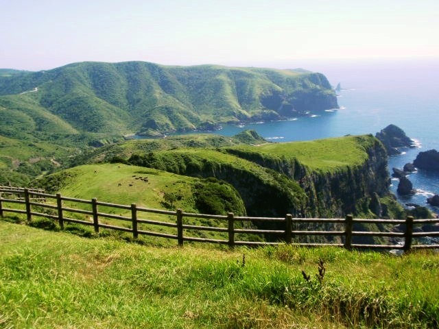 隠岐の西ノ島は鳥取県の七類港または境港から船で2.5～3時間掛かり、<br />西ノ島町（にしのしまちょう）は人口約3000人の島です。