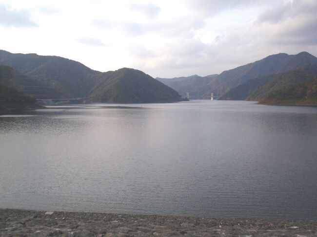 岐阜県にある徳山ダムは総貯水容量6億6千万立法メートル。<br /><br />奥只見ダムを抜いて日本一の容量のダムです。<br />堤高は161ｍで日本第3位、堤体積は第22位の巨大ダムです。<br /><br />多目的ダムとしては日本最大、全ての日本のダムにおいても最大級の規模を誇ります。<br /><br />