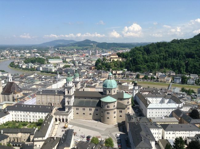 年に一度のお楽しみの季節がやってきました。旅から帰るともう次の年のことが気になるoneonekukikoです。今年はトスカーナを中心に、欲張り計画。出発は5月。できれば、一週間くらい滞在してゆっくりしたい。ドロミテ、ザルツブルク、ザンクト・ウォルフガングを加えて２週間の旅となりました。メンバーはいつもの旅中間Y氏夫妻と、おなじみJ子さん。これまでワンコのお留守で夫婦そろっての旅行ができなかったJ子さん。ワンコとのお別れを慰めるべくご夫婦での参加となりました。新たにY子さんが加わり７人旅です。<br /><br />出発前、家族や自身の健康面での不安がありましたが、全員元気に旅を終えました。<br />しかし、思いがけないハプニングはいろいろありました。<br />お楽しみに。<br />今となっては、楽しい思い出です。<br /><br />５/２７　　成田発０９：４５フランクフルト経由で<br />　　　　　 フィレンツェ着１８：１０<br />　　　　　 送迎タクシーで先にPienza入りしているY氏の待つ<br />　　　　　「Agriturismo Bonello」まで<br />　　　　　 ５人+荷物で２４０ユーロ　２時間近くかかりました。<br />　　　　　「Agriturismo Bonello」　６泊　　<br />　　　　　 Pienzaから５KM程東にある見晴し満点の宿です。<br />　　　　　 4rooms, 2kitchen, 3bathroomsで６泊１,７５０ユーロ<br />５/２８　 San Quirico D&#39;orcia,Pienzaを散策<br />５/２９　　Sienaでレンタカー借出し＆Siena散策<br />５/３０　　Montepluciano,St.Quirico D&#39;orcia散策<br />５/３１　　Firenze散策<br />６/　１　　Assisi散策<br />６/　２　　Firenzeでレンタカー返却後St.Maddalenaへ移動<br />　　　　　「Hotel Tyrol」　　　　　３泊の予定でした！<br />　　　　　 ハーフボード　１人１泊　７２ユーロ　<br />６/　３　　Kastelruthへ移動<br />　　　　　「Parc Hotei TYROL」 ２泊　<br />　　　　　 ハーフボード　１人１泊　７２?９２ユーロ　<br />６/　４　　Siusi散策<br />６/　５　   Salzburgへ移動<br />　　　　　「Altstad Hotel Hofwirt」２泊<br />　　　　　 １泊１room 朝食付き１６０ユーロ<br />６/　６　　Y子さん帰国<br />６/　７　   St.Wolfgangへ移動<br />               「Haus Windhager」 ２泊<br />　　　　　  kitchen付き　　１泊１room １６０ユーロ<br />６/　８　　St.wolfgang周辺散策<br />６/　９　　ミュンヘン発２１：１０ー成田着１５：３５　<br /><br />６/６<br />久しぶりの長期旅行なので、Y子さんは一足先に本日ミュンヘンから帰国します。<br />２１：１０のANA便ですので、１４：００過ぎにザルツブルグを出発すればいいと、午前中は昨日する予定だった市内観光へ出かけました。<br />「まあ、あまりあちこち行っても焦るのでホーエンブルグ城へ行って、お土産を買って、ランチを済ませて出発ね。」こんなやり取りの末ホーエンブルグ城を目指します。<br />広場では、馬車がお客さんを待って準備万端です。<br />「早めに帰ってきて、馬車に乗りましょう」<br />なんだか、昨日の移動のショックから完全に立ち直っているババです。<br />言葉の壁とはこういうことですね。<br />新聞を読まない、テレビもつけない、状況を把握していない。<br />実は一人心配している人がいました。Y氏です。ヨーロッパではこの時期ドナウ川の氾濫はよくあることのようで、心配のようですが、あまりの私たちのノー天気さに言い出しかねていたみたいですね。<br />さてさて、どうなることやら。<br />まずはお城へ向かいましょう