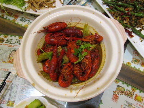 今回は友人と４人で食事をする機会がありましたので龍の夢虹口店にある避風糖へ行きました。上海で有名な香港料理チェーン店「避風糖」、昔は手頃な値段で本場の香港料理が食べられたが今は高級料理店となりました。今上海蟹を上回る人気のザリガニ「小龍（虫下）を食べて大いに盛り上がりましたが、皆さん「ザリガニ」はあまり<br />食べませんでした。残った「ザリガニ」を持って帰りマッサージ店でお土産だと渡したら大変喜ばれました。上海人は皆さん大好きらしい。４人で４００元。
