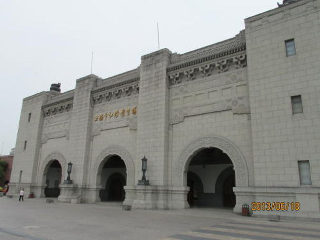 当時大上海計画として五角場北東部に上海市の公共建物を建設しました。上海市中心部は租界として列強各国に占領されていました。上海市立博物館、上海市立図書館、中華民国上海市政府大厦、旧上海市市立医院、江湾体育中心が建てられ現在でも用途を変えて活用されています。大上海計画は１９４０年に日本軍の占領に寄って中止となりました。名残としてこの地域には国と政の字の付く路が縦横に走っています。<br /><br />上海市の北部、五角場に隣接する江湾体育場駅下車、徒歩五分にあるスタジアムが江湾体育場です。１９３５年に上海市運動場として建設された。当時は遠東一の「第一体育場」と褒め称えられました。運動場は南北３３０ｍ、東西１７５ｍ、総面積３７５００?、上海市文物保護単位に指定されました。２００５年に全面修復いたしました。収容人員４万人。戦争中に一時、旧日本軍の爆薬庫になった事もありました。隣に洗練されたショッピングエリア「創智天地」が出来ました。<br />