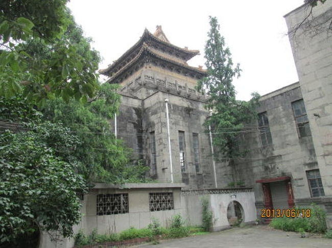 上海の北部、地下鉄８号線、翔殷路駅下車徒歩１０分程。当時大上海計画として五角場北東部に上海市の公共建物を建設しました。上海市中心部は租界として列強各国に占領されていました。上海市立博物館、上海市立図書館、中華民国上海市政府大厦、旧上海市市立医院、江湾体育中心が建てられ現在でも用途を変えて活用されています。大上海計画は１９４０年に日本軍の占領に寄って中止となりました。名残としてこの地域には国と政の字の付く路が縦横に走っています。旧上海市図書館は北京城の鐘楼を模して造られました。１９３４−１９３５年に建造され、優秀歴史建築に指定されています。黒山路１８１号。旧上海博物館は北京城の鼓楼を模して造られました。旧市政府楼は紫禁城を模して造られました。