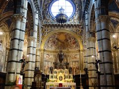 シエナ大聖堂をみて，ヴェネチュアの繁栄を思い出す。シエナも裕福な都市だったのです。