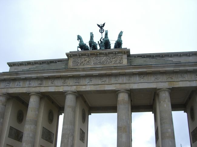 ドイツ旅行38日間の記録です。<br />メインは城及び宮殿。<br /><br />まずはベルリン・ポツダム編。<br /><br />全旅程<br />5月21～24日ベルリン・ポツダム観光<br />5月25～27日ベルリン→ヴェルニゲローデ・クヴェトリンブルク・ターレ観光<br />5月28～29日ヴェルニゲローデ→アイゼナハ観光<br />5月30～31日アイゼナハ→フランクフルト観光<br />6月1日フランクフルト→マインツ・リューデスハイム・カウプ観光<br />6月2日マインツ～ライン下り～ザンクト・ゴアール<br />6月3日～4日ザンクト・ゴアール→コブレンツ・ブラウバッハ観光<br />6月5～6日コブレンツ→コッヘム・エルツ城観光<br />6月7～8日コッヘム→バンベルク・コーブルク観光<br />6月9～10日バンベルク→ニュルンベルク観光<br />6月11日ニュルンベルク→ヴュルツブルク観光<br />6月12～13日ヴュルツブルク→ローテンブルク観光<br />6月14日ローテンブルク→ディンケルスビュール観光<br />6月15日ディンケルスビュール→ネルトリンゲン観光<br />6月16～19日ネルトリンゲン→ミュンヘン・オーバーアマガウ観光<br />6月20～21日ミュンヘン→フュッセン観光<br />6月22～24日フュッセン→テュービンゲン・ホーエンツォレルン城・リヒテンシュタイン城観光<br />6月25日テュービンゲン→フランクフルト<br />6月26日フランクフルト発　機内泊<br />6月27日日本着<br />