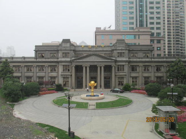 上海造幣廠は１９２０年に立案され色々あって１９３３年に鋳造が開始された。建物は上海市優秀歴史建築に認定され蘇州河と江寧橋の畔に建っています。中は開放されていません。中国の貨幣の歴史は銀行博物館で知る事が出来ます。中国と言えば偽札が有名です。銀行で両替しても偽札が含まれていると言われます。支払い時必ず“透かし”等を確認されます。偽札は掴まされた方が悪く１、２枚使っても罪になりません。私もタクシーのお釣りで５０元札を受け取り、レストランで偽札だと言われました。試に他でも使って見ましたがすぐ見破られました。偽札を受け取らない為にも偽札の見分け方を勉強しましょう。