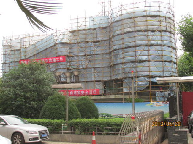 上海市観光局のパンフレットにフランス租界時代に造られた大邸宅を流行のレストランにリノベーションしたお店の紹介がありました。宮殿のようなレトロ洋館と美味しい料理のコラボレイションを探って見ました。<br />老洋房呉同文住宅は現在改装工事中１３年１０月１３日完成と書いてあります。年内にどんなレストランがオープンするのが楽しみです。