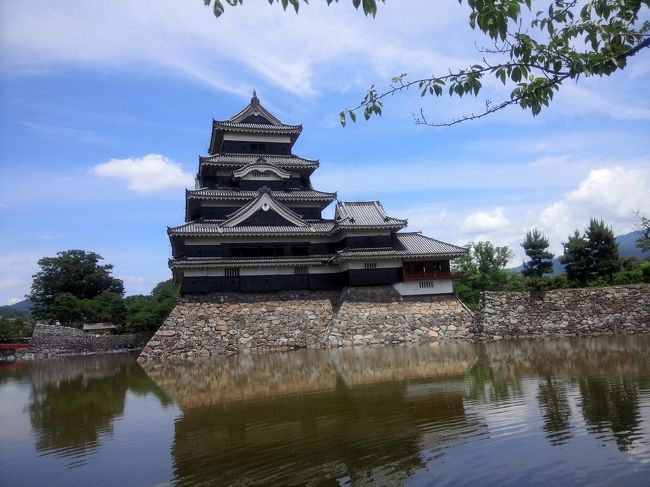 　松本城公園は、 遊歩道や木々が整備された、国宝松本城を中心に広がる公園です。  松本城公園 埋の橋. お堀を越え、天守閣に つながる、 朱色の「埋の橋」, お堀は大きく、その周りに整備されている遊歩道などをお送りいたします。