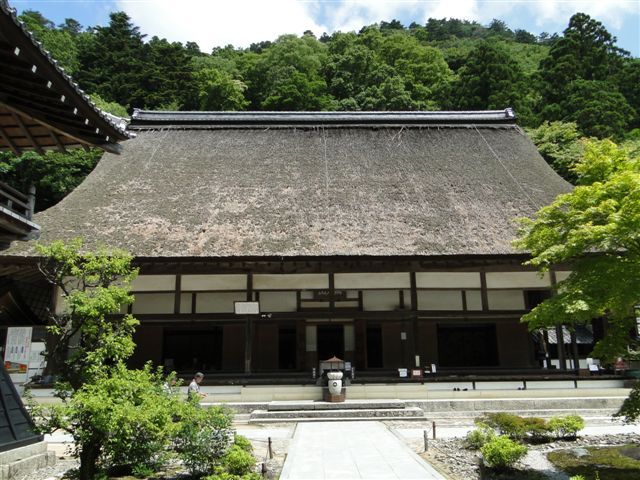 東近江市の永源寺、百済寺に出かけてみました。<br />桑名から八風街道の石槫トンネル(2011年3月26日開通)4,158メートルを抜けるとなんと名古屋から1時間半ほどで永源寺に着きます。<br />臨済宗永源寺派瑞石山永源寺は、紅葉の名所として有名ですが、新緑も美しいです。<br />室町時代康安元年(1361)に近江の領守佐々木氏頼が寂室元光禅師(藤原実頼七世の孫として岡山県勝山生まれ)の高徳を慕い、風光明媚なこの地に伽藍を創建し、禅師を迎えて開山されました。(パンフレットより)平成28年11月1日〜11月7日に開山寂室禅師650遠年諱が予定されています。<br />湖東三山の1つでこちらもまた紅葉の名所であります釈迦山百済寺(しゃかさんひゃくさいじ)は、天台宗の寺で、ルイス・フロイスが「地上の天国」と申しました通り大変すばらしい[喜見院の庭園]別称「天下遠望の名園」が有りました。<br />推古天皇の御代に、聖徳太子の御願により百済人の為に創建された古刹で開創当時の御本尊は、太子御自作の「植木の観音」であったと伝えられる。又、御堂は百済国の梵閣「龍雲寺」を模して建てられ、開闢に当っては高句麗の僧、恵慈を咒願とし、その後の供養には、百済の僧を任ぜられた。(パンフレットより）<br />近江最古級の古刹で、近隣は渡来人の多く住む地域で1400年の歴史のある日韓交易の原点となったところです。<br />ホームページにはさらに興味深いことが書かれていました。<br />”百済寺は、推古14年(606年)10月21日に創建された近江の最古級寺院であり、その位徴は北緯35.1度線上に存在します。 この線上には、西に向かって、太郎坊(八日市)…比叡山…次郎坊(鞍馬山)…百済(光州)があり、東に向かっては荒子観音寺…熱田神宮がほぼ同一線上に並びます。 ・・・・”<br />なんと私の住む中学校区に有る荒子観音寺、名古屋の一番有名な神社の熱田神宮が同一線上に並ぶとはびっくりでした。<br />千年菩提樹の子孫の菩提樹には、開花した花が芳香を放ち、アブや蜂、蝶がたくさんより、庭園にはサワガニ、モリアオガエルなどの生き物も多く生息し、とても自然豊かな寺でした。<br />平成26年4月4日〜6月1日は秘仏の本尊植木観音さま（全高3.2メートル）が御開帳されます。<br />本堂の雨漏りが気になりましたのでそれまでにはなおっていると良いなと思います。<br />また紅葉の時期にも訪れたいですね。<br />http://www.hyakusaiji.or.jp/