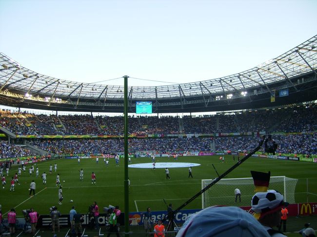 2006年Ｗ杯観戦の為、ドイツへ！<br />5月31日に日本を出発して、7月14日にドイツをたつまで、<br />ガッツリとサッカーとドイツを満喫♪<br />ハレを拠点に、ドイツ国内いろいろ廻りました。<br />初ヨーロッパ・初ドイツだったけど、<br />すっかりドイツの魅力にはまりました！<br /><br />[今回の旅で訪れた街]<br />・ハレ / ベルリン / デュッセルドルフ / ボン / ライプチヒ / ハノーバー / フランクフルト / エアフルト / シュトゥットガルト / ドルトムント / ヴェルニゲローデ / ドレスデン / ブレーメン / ハンブルク / ケルン / ローテンブルク <br /><br />-------------------------------------------------------<br /><br /><br />6月12日。　13日目