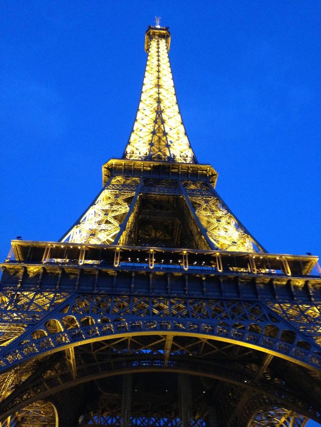 2013.06.19 ５日目<br />ブリュッセル⇒パリ<br /><br />今回の旅の目的であるパリへの一泊二日の小旅行。<br />調べていくうちに、いやいや、パリをメインにベルギー1泊2日が良かったかも・・・（汗<br />って思うほど、パリには魅力的な観光やグルメがたくさん。。<br />さすが、Parisですｗ<br /><br />でも、エアーチケット取っちゃったしまずは下見ぐらいのつもりで1泊2日でどこまで楽しめるかやってみよう～。<br /><br />手配としては、まずホテルを決める。マドレーヌ寺院にほど近いホテルが見つかりましたが予約サイトではもう部屋はなく予約できませんでした。<br />そこで、ネットでホテル予約の翻訳文を探し、自分に当て嵌め、ホテルに直接メールしてみたところ、なんとOKがでました。<br />金額もサイトと同じ値段でした。<br />英語わからないけど、翻訳サイト使ったり、英語堪能な友達に聞いたりして、2-3回やりとりして無事予約完了でした。<br /><br />次はタリスの予約です。<br />タリスは3か月前からしか予約できず、日本語のサイトもあったけど手数料が高かったので、あえて英語サイトに挑戦し、無事に発売当日の安いチケットをゲットできました。<br /><br />では当日のお話。<br /><br />まず、パリ一泊分の荷物を持ってホテルをチェックアウトし、スーツケースはまたお預け。そして明日の夜帰ってくるからと予約を確認し今度はちゃんと大丈夫かしつこく確認！！<br /><br />中央駅からタリス発着の南駅まで一駅国鉄に乗り、無事にタリスのインフォメーションに到着。念のためかなり早く出たので早く到着しすぎて時間が余っちゃったのでちょっと南駅のショップとかぶらぶらしました。<br />南駅は治安が悪いと言われてますが、朝だったからか？そんな雰囲気なかったです。<br /><br />定刻通りタリスがホームに入り、全席指定のためチケットを見せて乗車。1時間ちょっとの旅なので2等車にしましたがなにも問題ありませんでした。快適にすんなりパリ北駅に到着しました。<br /><br />パリ北駅はちょっとアントワープに似た雰囲気でヨーロッパの駅といった風情でした。<br />ここから冒険です。パリの地下鉄は危ないと聞いていたのでタクシーで行こうと思ったのだけど、タクシー乗り場探すのも面倒だし、地下鉄で行くことにしたのです。<br /><br />パリに行く前に、パリは地下鉄の少年少女による集団スリや、アンケートスリ、ミサンガ売り、首絞め強盗‥等かなりナーバスになってたのですが、結論から言うと、まったくそういった危険な目には合わないまま帰って来れました。<br />たぶんかなり気にして地下鉄に乗ってた時はまわりを見回しながら気を付けていたからだと思います。<br /><br />パリの地下鉄はとてもわかりやすく、乗り換え駅も案内通り行くとスムーズに乗り換えられました。<br />なんなく、無事にホテル近くのマドレーヌにて下車し、マドレーヌ寺院を目の当たりにしました。<br /><br />ベルギーとは違って、道路の広いこと、建物が大きいこと。人がたくさんなこと。。<br />ホテルにちょっと迷ったけど無事到着し、荷物を預けていよいよ行動開始。<br /><br />ランチ：ル・プティ・ヴァンドーム・・・本当は朝食に行く予定だったけど、まだ地下鉄でウロウロは不安なのでホテルから歩いて行けそうなこのお店に計画変更。地元のサラリーマンでほぼ満席の店内。。なんとか座れて無事に美味しいランチにありつけました。<br /><br />この日は計画変更して、まず、買い物しちゃいましょうってことになり。<br />フォション<br />エディアール<br />ラファイエット<br />とにかく1泊2日、欲しいものはまずゲットしないと。。<br /><br />ディナー：オ プティ スュド ウエスト・・・パリの目的の一つ、鴨のコンフィを食べること。。<br />このお店は生フォアグラをトーストしたパンにのっけて食べます。コンフィもシチューも美味しかったです。<br /><br />エッフェル塔：ディナーのお店の近くなのでついでに寄りました（笑<br />思いのほか並んでなかったので登ることにしました。登ってる途中でシャンパンフラッシュが始まり、綺麗でしたが、これは地上から見たかったな（＾＾；；<br /><br />タクシーで帰る途中、セーヌ河のほとりでウエディング写真撮影を目撃し感激しました。<br /><br />ホテルに帰って、本日買った苺やワインを飲んでおやすみなさい。
