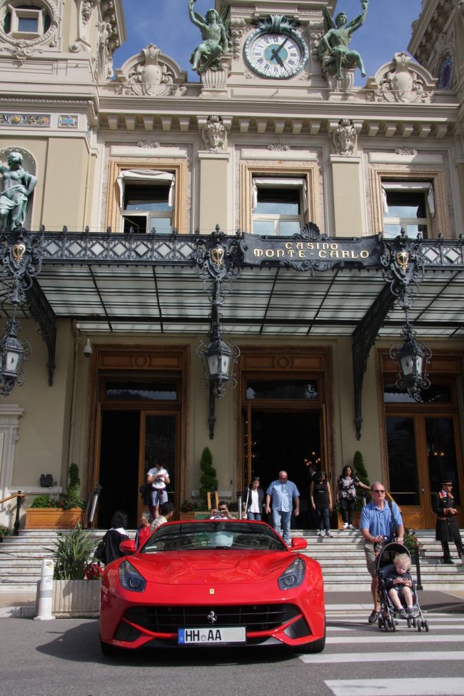 モナコのカジノ・モンテカルロ前のフェラーリF12ベルリネッタ <br />2013.5.14 17:05<br />Ferrari F12 Berlinetta at CASINO MONTE-CARLO<br /><br />2013フランスの旅 第2回 ニース その2<br /><br />初めての試みとして海外旅行の準備段階からブログに公開した2013フランスの旅(5.13−5.24)を無事に終え、6月19日に旅行の概要をまとめてハイライト編http://4travel.jp/traveler/810766/album/10784450/を公開しました。<br />今回は各都市毎の詳細な旅行記の第2回です。<br /><br />2013年5月14日(火)<br />午後の半日観光ではエズとモナコを訪れた。<br />鷲ノ巣村と言われる、海岸から切り立った崖の上にあるエズEzeを離れて望む展望台からの風景は生まれて初めて見る青い地中海であり、この風景を撮るために用意した超広角レンズが役に立った。<br />城壁に囲まれた崖の上の村は、急な坂道の両側に所狭しとたくさんの店やギャラリーなどが並んでいて人出も多かった。<br />時折り青い海を見おろした。<br /><br />次に訪れたモナコ公国で買った日本語版ガイドブック(A5 32頁)によると、<br />海と山に囲まれたモナコ公国は、観光・リゾート地はもとより、国際的なイベント・コンベンション開催地として、長い間注目を浴びてきました。<br />人口は約3万人、そのうちモナコ人はわずか4500人という、世界で二番目に小さいこの国に、毎年多くの人が訪れています。<br />モナコ公国には次の七つの地区があります。モナコ港を見渡す王宮があるル・ロシェ(岩の意味)、ラ・コンダミーヌ、モノゲッティ、カジノのあるモンテ・カルロ、テナオ、海岸を埋め立てて造られた新しい住宅地区のラルヴォットとフォンヴィエイユがそれです。<br />1989年、モナコはレニエ大公統治40周年を、キャロリヌ王女、ステファニー王女、次の大公アルベール皇太子と共に盛大な行事で祝いました。レニア大公の下、モナコは独立国家500年の伝統を守り、観光事業を中心に、経済・文化の発展を続けています。<br /><br />モナコ市内中心部の地下7階の駐車場で車を降り、王宮広場、モナコ大聖堂、海洋博物館、青い海に面したサン・マルタン公園などを巡った。<br />モナコを訪れたのはF1モナコグランプリ(26日決勝)の直前で、仮設スタンドなどレースの準備が進む街中をツアーの車で一周出来たのはラッキーだった。<br />モンテカルロ・カジノ前に停車していた真紅のフェラーリ、2台並んだ真っ赤なマセラッティと黒のロールスロイスなどは一生を自動車エンジニアで過ごした私にとっては良い「冥土の土産話」が出来た思いだ。<br /><br />◇F1モナコグランプリのコースはモナコのモンテ・カルロ区とラ・コンダミーヌ区の公道を閉鎖して造られた1周3,340mのモンテカルロ市街地コースである。総走行距離は1968年から約260km(78周)<br /><br />撮影CANON EOS40D EF-S17/85,EF-S10/22<br /> PowerShot A2300<br /><br />◇タイトルの日本語と英語は同じ定義・意味ではありません。<br /><br />お気に入りブログ投票(クリック)お願い<br />http://blog.with2.net/link.php?1581210