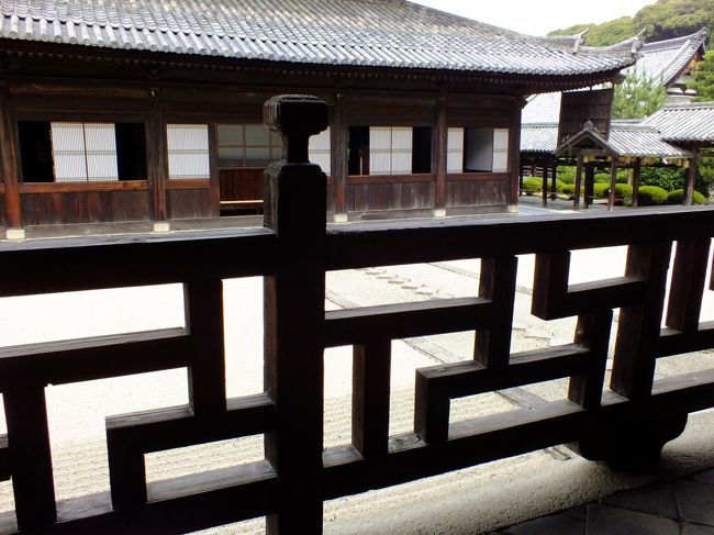 萬福寺は中国福建省から渡来した隠元禅師が後水尾法皇や徳川4代将軍家綱公の尊崇を得て、1661年開創された日本三禅宗(臨済、曹洞、黄檗)の一つ黄檗宗の大本山。境内の建造物は中国の明朝様式を取り入れた伽藍配置で、創建当初の姿を今に伝える寺院は他に例がなく主な建造物は国の重要文化財となっている。<br />境内のあちこちに見られる珍しい中国風の建造物等を拝観し三室戸寺へあじさいを見ようかと思ったが付近は大渋滞。近くの伊藤久右衛門本店で「茶そば」と評判の抹茶パフェなどを食べて帰路に就いた。