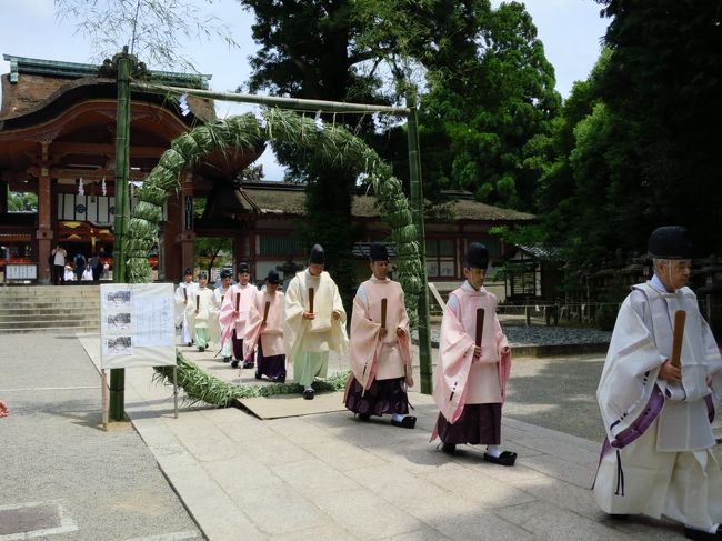 昨年に引き続き、早目に取った夏休み。<br /><br />前回は、成田発着のグアムツアーで、東京観光と絡めましたが、<br />今回は、関空夜発朝帰りでお手頃ツアーをＧＥＴ！<br />出費を考えると、定番のグアムで決まり・・・です。<br /><br />エアーが、自身初の大韓航空に確定し、関空発、22：00と出発まで時間がタップリあるので、京都の寺院へお参りしました。<br />ちょうど当日、石清水八幡宮で夏の大祓の行事があり、京都市内よりアクセスしやすそうだったので、半年分の厄を祓いに参りました。<br />ついでに、厚かましくグアム旅行の安全祈願も。。。<br />梅雨の合間のお天気は、暑さも程良くて悪戯に体力を消耗せずに済みました。<br /><br /><br />石清水八幡宮最寄りの京阪八幡駅は、bingo自身にとってとても縁の深い所で、5年前、大阪へ単身赴任した際、一月半この駅に通いながら、八幡様の存在に気付いてなかったという、何とも情けないエピソードから始まり、反省の意味を込めての初参拝となりました。<br />この日にお参り出来て良かった・・・八幡様ありがとうございます。<br /><br /><br />関空へ行く前に、オープンしたウメキタへ寄ってみましたが、大阪の活力をアップさせてくれるとイイなと思います。<br />