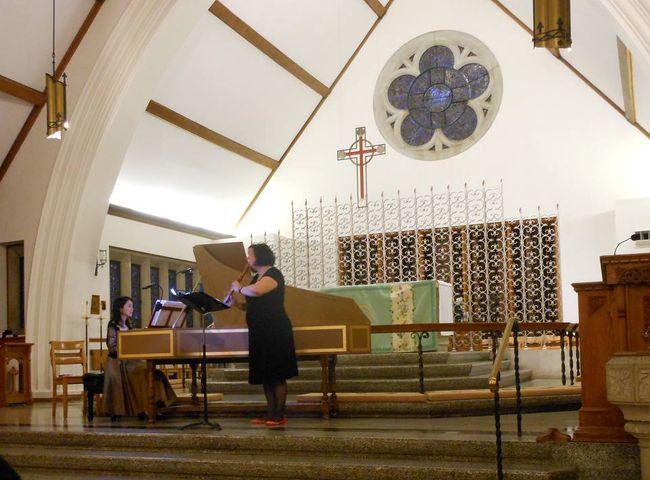2013年6月7日・8日、ワシントンDCのSt. George&#39;s Episcopal Church (Arlington) にて、Capitol Early Music主催のコンサートとワークショップに出演しました。<br /><br />“The Grand Tour” - An Evening of Baroque Music<br />Gwyn Roberts, Recorder &amp; Atsuko Watanabe, Harpsichord<br /><br />この旅行記では主に、会場になった美しい教会とコンサートの様子、忘備録的に日記を記しておきます（6月6日から10日まで）。<br /><br />*****<br /><br />6月6日<br />午前11時から、会場のSt.George&#39;s Episcopal Churchでチェンバロ・ソロの練習。<br />午後から共演のリコーダー奏者・Gwyn Robertsさんと合流し、午後2時ごろから6時半ごろまでぶっ続けのリハーサル。<br />へとへとになってリハーサルが終わった後、Gwynがひとこと。「じゃあ、これから通しましょう！」・・・私は集中力の限界近くに達していましたが、彼女はさっさと観客になってくれそうな友人にメールをして会場に呼び、そのままゲネプロ突入！前日に一回多くコンサートをした感じでした・・・もうへとへと・・・（汗；<br />しかし彼女からは、自分たちの作り出す音楽を少しでも良くする可能性を、最後の最後まで決してあきらめないという信念を学ばせてもらいました。<br />泥のように疲れたお陰で、その日は時差ボケだった割には、ぐっすり眠れました・・・<br /><br />6月7日<br />コンサート当日。私は13時30分に、Gwynは15時に会場入りするはずが、雨による渋滞で遅れてしまいました。ただ、前日にかなり詰めてリハーサルをしてあったので、16時ごろから１時間ほど確認の音だしをして、合わせは終了。<br />20時からコンサート開始、22時ごろ終了。あっという間でした。なかなか大変なプログラムだったのですが、何とか弾き切りました！予想以上のお客様の入りだったようで、入場者数約100名！予想の約2倍だったそうで、主催者の皆さんがすごく喜んで下さって、私たちも嬉しかったです！私の友人もたくさん聴きに来てくれて、再会を喜び合いました。<br />オルガナイズして下さったワシントン・リコーダー・ソサイエティの皆さんに、感謝です！<br /><br />6月8日<br />リコーダーと通奏低音のマスタークラスでした。会場に行くのに、受講生の一人に車で送って頂いたのですが、DCの街中でなんと！自転車レースが開催されるため、あちこち道が封鎖されていて、ぜんぜん到着できませんでした・・・初めから1時間程時間の余裕を持って出かけたので遅刻にはなりませんでしたが、結構あせりました・・・<br />10時から15時まで、6組のリコーダーのレッスンの伴奏をし、15時からはティーンエイジャーの男の子にチェンバロの個人レッスンをしました。受講者の皆さんは40分のレッスン時間中に、それぞれとても上達され、Gwyn先生の指導の的確さと、受講者の皆さんの意識の高さ・フレキシブルさに、感動しました。<br />16時に楽器を貸してくれた友人のチェンバリスト・Joeが楽器を取りに来たので、彼の車に楽器を積み込み、私も一緒に積み込まれて(笑)タイレストランへ。彼の家族とも合流して、楽しいディナーとなりました。<br /><br />6月9日<br />ワシントンDCでのお仕事が終わり、少しホッとしたところで、以前私たちが住んでいたマンションのお友達が、ブランチに招待して下さいました。すごいご馳走！お孫さんが来られなくなったので、午後にお会いする予定だった私の友人もお呼びし、3人での和やかなブランチとなりました。<br />午後は、住んでいた頃によく行っていたショッピングモールに連れて行って頂き、お土産を少し買いました。<br /><br />6月10日<br />次のコンサートのために、テネシー州チャタヌーガへ出発！DCのナショナル空港より直行便で約1時間半、15時ごろ現地到着。チャタヌーガのコンサートを企画して下さったKeithが空港まで車で迎えに来てくれました。空港から街中までは車でたった20分！アクセスは楽です。チャタヌーガはDCに比べて、内陸なせいか、とても暑かったです。（つづきはチャタヌーガ演奏旅行その１へ）<br /><br />