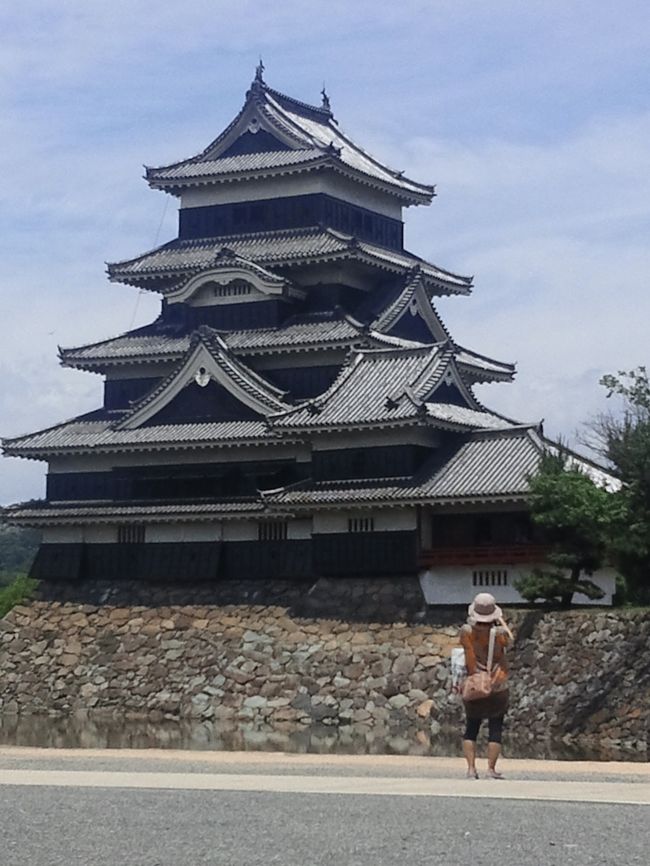 　お城で国宝に指定されているのは、姫路城、犬山城、ひこにゃんでは無く彦根城、そして国宝松本城です。何回も松本城へ行っているがいつも待ち時間が・・・９０分とで入る気がしなかったが、今回は近辺に宿泊でして朝一番に天下の松本城天守閣へ入ることできます。<br /><br />　いや・・内部は凄いことで見る箇所が多過ぎで６００円の入場料金は安いと思うほどです。<br /><br />　やはり天守閣へは入るべきだと思いました。また何故渋滞が起こるかも判りました・<br /><br />松本城は４部構成です<br /><br />本編の後半はこちらです<br />http://4travel.jp/traveler/jk3nrb/album/10794085/<br /><br />国宝松本城】がある【松本城公園 】を探索ガイド<br />http://4travel.jp/traveler/jk3nrb/album/10789374/<br /><br /><br />これが正しい【国宝　松本城】でのバカンス<br />http://4travel.jp/traveler/jk3nrb/album/10787708/