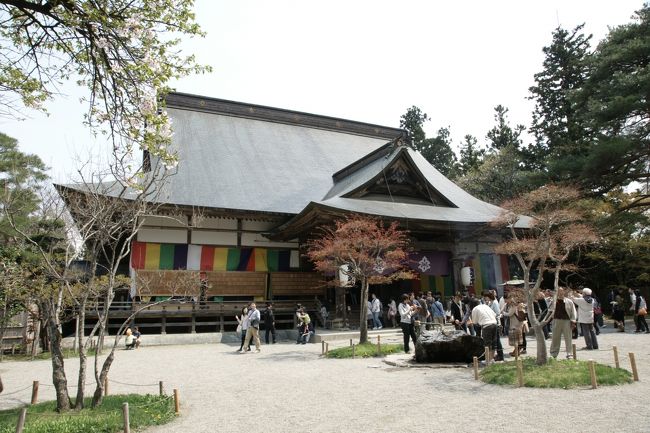 秋田県横手市を出発して、あてのない旅が始まります。<br /><br />とりあえず岩手県の平泉を目指して、東へ向かうことに。岩手県に到着するとこの旅図鑑の東北地方の白地図が埋まります。４～５年前に花巻空港から飛行機に乗ったのですが、仕事だったので写真がないので、関東にいる間にもう一度とは思っていました。