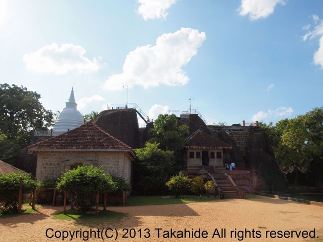 昼食後にダンブッラから文化三角地帯の中心、世界遺産に登録されている聖地アヌラーダプラ(&#3461;&#3505;&#3540;&#3515;&#3535;&#3504;&#3508;&#3540;&#3515; (Anuradhapura))へ。スリー・マハー菩提樹からルワンウェリ・サーヤ大塔までは遺跡地区内をのんびりと歩いて観光しました。<br />表紙は、石窟とダーガバ(dāgaba：ストゥーパ)、本堂、宝物殿からなるイスルムニヤ精舎(&#3465;&#3523;&#3540;&#3515;&#3540;&#3512;&#3540;&#3499;&#3538;&#3514; (Isurumuniya Vihara))です。<br /><br />アヌラーダプラ：http://ja.wikipedia.org/wiki/%E3%82%A2%E3%83%8C%E3%83%A9%E3%83%BC%E3%83%80%E3%83%97%E3%83%A9<br />イスルムニヤ精舎：http://ja.wikipedia.org/wiki/%E3%82%A4%E3%82%B9%E3%83%AB%E3%83%A0%E3%83%8B%E3%83%A4%E7%B2%BE%E8%88%8E<br />世界遺産：http://whc.unesco.org/en/list/200/