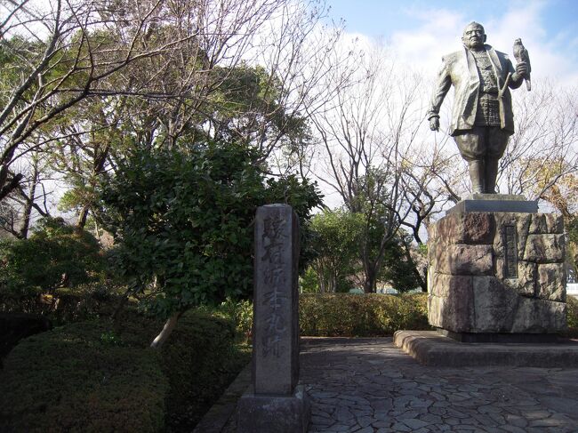 駿府城(すんぷじょう、静岡県静岡市葵区駿府城公園)は征夷大将軍職を三男の秀忠(ひでただ、1579~1632)に譲り大御所となった徳川家康(とくがわ・いえやす、1543~1616)の居城ですが、戦国時代に駿河の他遠江及び三河の一部を併せ持った今川氏の本拠でもありました。今川氏が義元(よしもと、1519~1560)の頃が絶頂期でしたが桶狭間で織田信長(おだ・のぶなが、1534~1582)の急襲を受け義元は討たれ領袖を失い統制が取れなくなった今川軍は這う這うの体で駿河に戻ります。永禄11年(1568)今川義元の嫡男・氏真(うじざね、1538~1615)は武田信玄(たけだ・しんげん、1521~1573)に駿河を追われ掛川城に立て籠もり、以降駿府は武田氏に占領されることになります。天正10年(1582)武田氏滅亡により徳川家康が駿河の支配者となります。家康は五か国(三河・遠江・駿河・信濃・甲斐)の大守として当地を本拠と定め拠点にふさわしい城の築城に取り掛かります。即ち天正13年(1585)に築城に取り掛かり完成したのが天正17年(1589)ですが翌年には小田原北条氏討伐のため出陣、北条氏の降伏を受け豊臣秀吉の命により関東移封となり駿府城明け渡しとなります。永年に亘る支配地から国替えされた徳川家康の旧領には秀吉直臣の武将らがそれぞれの地に配属され、駿府城主には豊臣政権の三中老の一人中村一氏(なかむら・かずうじ、生誕不詳~1600)が着任します。時は流れ、秀吉が慶長3年(1598)死去後、家康対抗馬であった前田利家(まえだ・としいえ、1538~1599)の病死後の政治基盤は家康に移り、慶長5年(1600)関ヶ原の戦いに勝利した家康の権力は盤石なものとなります。秀吉恩顧の中村一氏(一氏は戦いの前夜に没し、嫡男忠一が家督を継ぐ)は関ヶ原の戦いでは地勢的背景もあり家康側に与して戦い、その功により加増されるものの外様ゆえ伯耆(鳥取県)に移封、江戸周辺を譜代に配置する方針に従って駿河には内藤信成(ないとう・のぶなり、1545~1612)が入り駿府城主となります。慶長8年(1603)家康は征夷大将軍となりますが2年後には息子の秀忠に譲り、自らはかつて自分が今川家の証人(人質)として青年期を送った駿府に大御所として乗込みます。秀忠に征夷大将軍職を譲ったとはいえ、家康は従来通りの権力を意のままに行使、大御所政治の府にふさわしい城にすべく従来の城郭に大改修をすると共に周辺の町並みも整備して近世城下町を実現させます。家康の大御所としての最大の関心ごとは豊臣方の勢力を取除くことですがその執念が大坂冬の陣・夏の陣で秀頼と淀君の自害により目的が達せられ、元和2年(1616)に駿府城にて75歳の人生を閉じます。家康没後の駿府城は十男の頼宣(よりのぶ、1602~1671)が元和5年まで在城、寛永元年(1624)三代将軍家光の弟忠長(ただなが、1606~1634)が55万石で入府しますが寛永8年(1631)行状不行届きとの理由により改易、以降駿府城には城主は封じられることはなく明治維新に至るまで幕府から城代が派遣されることになります。2022年6月4日追記現地案内板には次の通り説明がされています。『 駿 府 城今から約650年前の室町時代、今川範国が駿河国守護職に任じられて以降、駿河領は今川氏によって治められました。九代義元の今川氏全盛の頃、徳川家康は7歳から18歳までの間、人質として駿府に暮らしました。永禄3年(1560)今川義元が桶狭間で織田信長に討たれた後、今川氏は急速に衰退し、永禄11年(1567)武田氏により駿府を追われました。徳川家康は、駿府の武田氏を天正10年(1582)追放した後、同13年(1585)には駿府城の築城を開始し浜松城から移りました。しかし徳川家康は、天正18年(1590)豊臣秀吉により関東に移封され、豊臣系の中村一氏が駿府城の城主になりました。その後、徳川家康は関ヶ原の戦いに勝利し、慶長8年(1603)に征夷大将軍に任じられ江戸幕府を開きます。慶長10年(1605)に将軍職を息子の秀忠に譲り、同12年(1607)には大御所として三たび駿府に入りました。この時に天正期のの城が拡張修築され、駿府城は壮大な新城として生まれ変わりました。城には三重の堀が巡り、堀に囲まれた曲輪を内側から「本丸」、二ノ丸」、三ノ丸」とする典型的な輪郭式の縄張りとしています。大御所の城にふさわしく、築城に際して「天下普請」として全国の大名が助役を命じられ、各地から優秀な技術者や多数の資材が集められました。また、安倍川の堤の改修や、城下町の整備なども行われ、現在の静岡市街の原形が造られました。 静岡市教育委員会 』