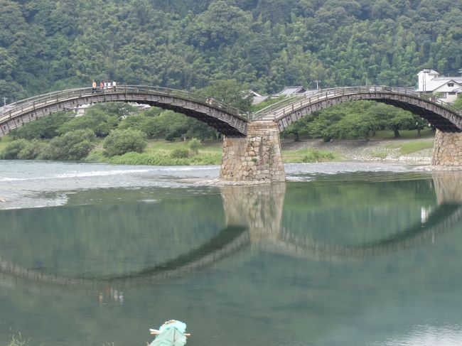 京都で友人夫婦と久闊を叙し、広島の実家に立ち寄って姪と初のお目見えを果たしたあと、壱岐へ。その前に岩国に立ち寄って錦帯橋を渡る。（相方が一度も見たことがない、というので）<br /><br />仕事で何度か来た相方が言うには、壱岐はいいところなのだそうだが生憎の雨、それに日曜日。飲食店も休みの所が多くちょっと寂しい壱岐観光になってしまいました。