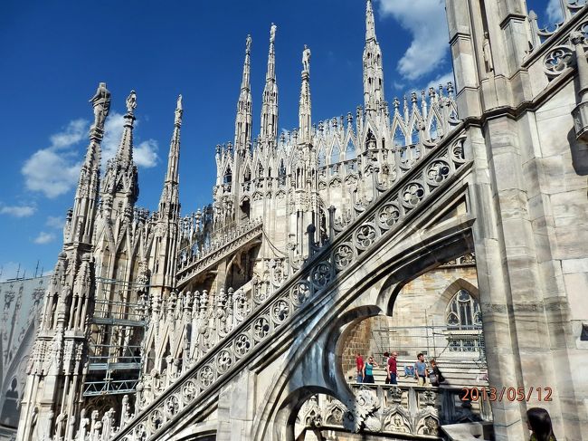 イタリア旅行の後半は、中部・北部イタリアの４都市です。<br />フィレンツェは、昼間は晴れていたのですが、夕方になると雨がパラついてきて、おまけにドゥオーモに行ったら「今日は重要人物が教会に来るので、入場観光は16時で終わり」との事・・・入場できずに残念でした。<br />ヴェネツィアは、最初は曇っていたのですが、後半は晴れて、ゴンドラ遊覧も楽しめましたが、運河の水は澱んでいて、臭いがしました・・・夏に蚊が多いという話も本当なんでしょうね。<br />ヴェローナは、あまり大きな街ではありませんが、毎年、夏に上演される屋外オペラで有名な「アレーナ」や「ジュリエッタの家」など結構見どころがあります。<br />旅の最後は、ミラノです。<br />ミラノ・スカラ座の広場から、ガレリア・ヴィットリオ・エマニュエーレ２世を歩き、出た途端に目の前にそそり立つ荘厳な「ドゥオーモ」が見えた時は、感動しました。<br />また、ベローナからミラノに移動中には、雪を頂いたアルプスの山々が綺麗に見えました。<br /><br />写真は、ミラノのドゥオーモの屋上に登る途中で撮った１枚です。