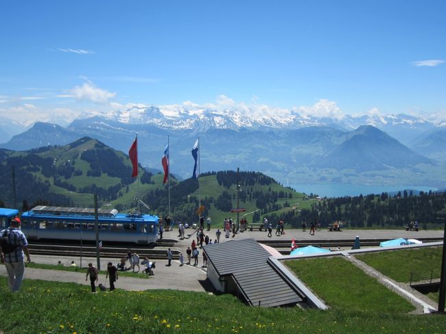 チューリッヒから近くて簡単に行けるし<br />アルプスの山も見える見晴らしのいい観光地。<br /><br />スイスフレキシーパスを使い半額で行けるので<br />行ってみたが日曜日とあって子供連れ、<br />観光客でごった返していた。