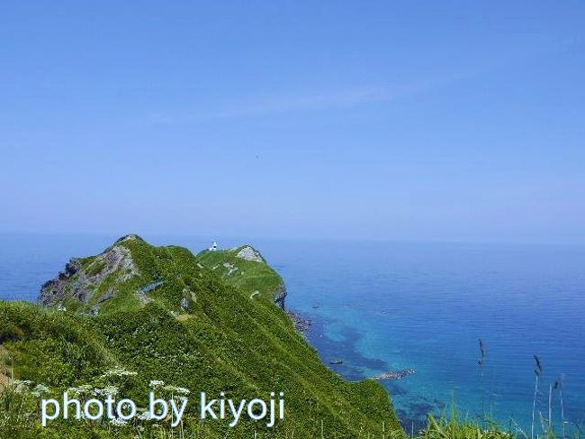 <br />積丹岬　Shakotan Misaki<br />位于積丹半島最北端的海岬。歩行道分3个行程,途中可以看到義経 Yositune傳説中的女郎子岩,日本海岸百景之一的島武意海岸。<br /><br />島武意海岸 Simamui Kaigan<br />海岸，慶祝神秘的美感，被評為“100選日本的海灘”透明度是很高的。基岩俯視从海上与高透明度，我将要永遠尋找人一个山谷，屏風岩波的方法来。<br />懸崖，装飾花Ezokanzou初夏的積丹鎮。<br /><br /><br />神威岬 Kamui Misaki<br />傳説愛慕義経 Yositune(歴史人物名)的少女的執着之念会dian覆経過這里乘有女子的船,所以从前這个海岬是女人的禁地。<br />夏季Ezo(北海道)萱草花漫山遍野。<br />神威岬直到頂端的海洋，从停車場約770米的。正如ni所遵循的“路径Charenka”日本海的壮麗景色長廊両側蔓延，ni可以看到，在大約20分鐘水平線圏300度左右。奇妙初夏Ezokanzou是這里！