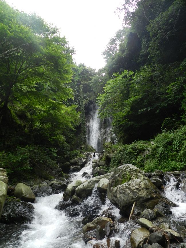 「谷汲ゆり園」を後にして同じ岐阜県の垂井町北部にある『不破の滝』へと向かいます。<br /><br />岐阜県南西部地区では「養老の滝」が有名ですが、垂井町にある『不破の滝』は「養老の滝」よりも幅と水量で勝っているので、養老の滝を“女滝”、不破の滝を“男滝”と呼ばれることもあるそうです。