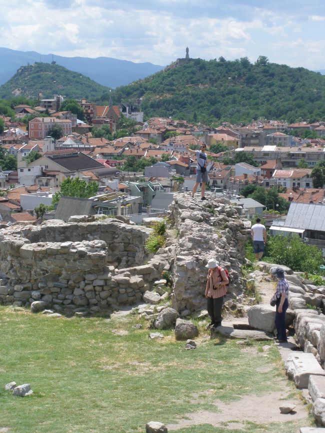 ヒンドリヤンの家を出て、ネペット・テペの遺跡へやって来ました。<br />ここは、紀元前４世紀にトラキア人の一部族が要塞を築いた場所で、マケドニアのフィリップ２世にもそのまま引き継がれたとのこと。<br />それなのに、息子のアレクサンダー大王の代には放棄されてしまったんだそうです。<br />ローマ帝国が侵攻してきたときには、市民がここからトンネルを掘って逃げ出したとも言われています。<br />現在はデートスポットとして若い人たちに人気の高い所です。<br />四方に眺め下ろす風景を楽しめる休憩場所としてもお薦めかも？<br /><br />☆&#39;.･*.･:★&#39;.･*.･:☆&#39;.･*.･:★&#39;.･*.･:☆&#39;.･*.･:★ &#39;.･*.･:☆&#39;.･*.･:★&#39;.･*.･:☆<br /><br />スケジュール<br /><br />5/16　伊丹空港→成田→ミュンヘン→ソフィア空港　［ソフィア泊］<br />5/17　コプリフシティッツァ　　　　［ソフィア泊］<br />5/18　ボヤナ教会、市内観光　　　　［ソフィア泊］<br />5/19　ヴィトシャ山でハイキング　　［ソフィア泊］<br />5/20　ソフィア→ブラゴエフグラッド［ブラゴエフグラッド泊］<br />5/21　リラ村＆リラ僧院　　　　　　［ブラゴエフグラッド泊］<br />5/22　サンダンスキ、メルニック　　［ブラゴエフグラッド泊］<br />5/23　ブラゴエフグラッド→バンスコ［バンスコ泊］<br />5/24　バンスコ→プロヴディフ　　　［プロヴディフ泊］<br />5/25　バチコヴォ僧院　　　　　　　［プロヴディフ泊］<br />5/26　プロヴディフ→カザンラク　　［カザンラク泊］　　<br />5/27　シプカ、ガブロヴォ、エタル野外博物館［カザンラク泊］<br />5/28　カザンラク→ヴェリコ・タルノヴォ［ヴェリコ・タルノヴォ泊］<br />5/29　トリャブナ　　　　　　　［ヴェリコ・タルノヴォ泊］　<br />5/30　アルバナシ　　　　　　　［ヴェリコ・タルノヴォ泊］<br />5/31　ヴェリコ・タルノヴォ→ルセ→ブカレスト［ブカレスト泊］<br />6/1　 ブカレスト→スチャバ→グラ・フモール［グラ・フモール泊］<br />6/2　 5つの修道院　　　　　　　 ［グラ・フモール泊］<br />6/3　 スチャバ　　　　　　　　　［グラ・フモール泊］<br />6/4　 グラ・フモール→スチャバ→ブカレスト［ブカレスト泊］　<br />6/5 ブカレスト市内散策、ブカレスト空港→ミュンヘン空港→<br />6/6　 →成田空港→伊丹空港