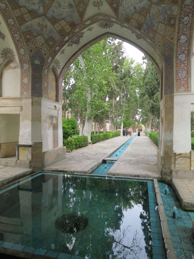 ペルシャ歴史紀行<br /><br />テヘラン<br /> コム<br /> カシャーン<br /> イスファハン <br /><br />専用バスにて、「イランの真珠」と讃えられる古都イスファハンへ。途中、シーア派の聖地コムではハズラテ・マースーメ廟、オアシス都市のカシャーンでは新たに世界遺産に登録されたフィン庭園を見学します 