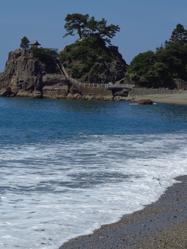 桂浜（かつらはま）は、高知県高知市浦戸に位置し太平洋に臨む海岸。土佐民謡「よさこい節」にも詠われ、そして太平洋を望んで立つ坂本龍馬の銅像がある浜辺は、高知を代表する名所の一つとして知られる。<br /><br />上竜頭岬が北東端に、下竜頭岬が南西端にあり、その間に挟まれて弓形に砂浜が延びている。下竜頭岬には竜王宮があり鳥居が立っている。桂浜の近くには、1591年（天正19年）長宗我部元親が北側の丘陵部に浦戸城を築き、一時この地が岡豊城に代わって土佐の中心地になった時期もあった。しかし、初代土佐藩主として土佐入りした山内一豊がこの地では手狭であると感じ、1603年（慶長8年）高知城を築いて移ったため浦戸城は廃城となった。現在は、坂本龍馬記念館・桂浜水族館・大町桂月記念碑などの文学碑等がある。<br />（フリー百科事典『ウィキペディア（Wikipedia）』より引用）<br /><br />桂浜については・・<br />http://www.city.kochi.kochi.jp/soshiki/39/katsurahama.html<br /><br />高知市の観光については・・<br />http://www.welcome-kochi.jp/<br />http://www.city.kochi.kochi.jp/kanko/<br /><br />〜〜※〜※〜※〜※〜※〜※〜※〜※〜※〜※〜※<br />5月25日　３日目<br />高知-【移動約40分】-桂浜・30【坂本龍馬像】-【移動約40分】-「龍馬伝」幕末志士社中・30【ドラマ「龍馬伝」の龍馬の生家ロケセットを再現】-【移動約15分】-高知公園・20-【移動約80分-大歩危峡・20---祖谷渓・琵琶の滝・30【かずら橋渡橋】-20--徳島空港--羽田空港<br />（クラブトーリズム、32,140円、1名1室）<br />