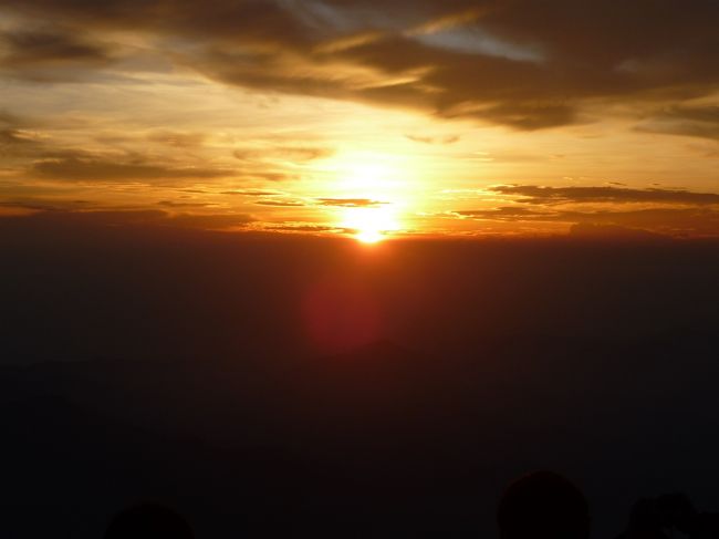 初めての登山。<br /><br />道具も何も持っていなかったので<br />友人にリュック・杖・ライトなど借りました。<br />後は自分で持っているもので代用。<br />靴はバスケットシューズ<br />防寒着はスノボーのウエアー<br />スパッツは普段フットサルで<br />使用しているワコールのスポーツ用インナー<br /><br /><br />登山行程<br /><br />7/11　13：00　須走口到着<br />　　　　19：00　本八号　トモエ館到着（１泊7500円）<br />7/12　2：00　 出発<br />　　　　4：00　 山頂到着<br />　　　　4：27　 ご来光<br />　　　　12：00  須走口到着<br />