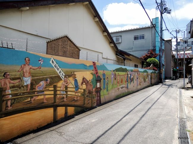 大阪市内から阪神高速と南阪奈道路を使って終点の葛城ＩＣまで、ものの３０分ほどで東大寺や法隆寺よりも南に位置する葛城市に到達することが出来るのは関西生活が始めての私には驚きです。中世にブーム化したおかげ参りの遺構が残る大和高田市から一気に南下し五條市南部の山中にある柿博物館、国鉄廃線の五新線跡、江戸時代の建物が多く残る五条市中心部に近い五条新町通りを回りました。その後、往きと同じ葛城ＩＣを目指し北上しつつ御所市や葛城市に点在する観光スポットを回り夕方前には大阪市内に戻ることが出来ました。<br /><br />