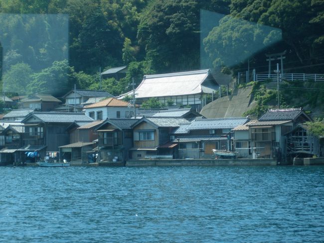 伊根湾岸の建物を船から見てきました。バスツアーで行きました。<br />このような街並み（？）が残っているとは思っていませんでした。ここは伊根湾だそうです。アルバムに残してもどこに行ったかなどなかなか書けないので、記録のためと思いアップしているのですが、少し時間がたつと本当に面倒ですね。