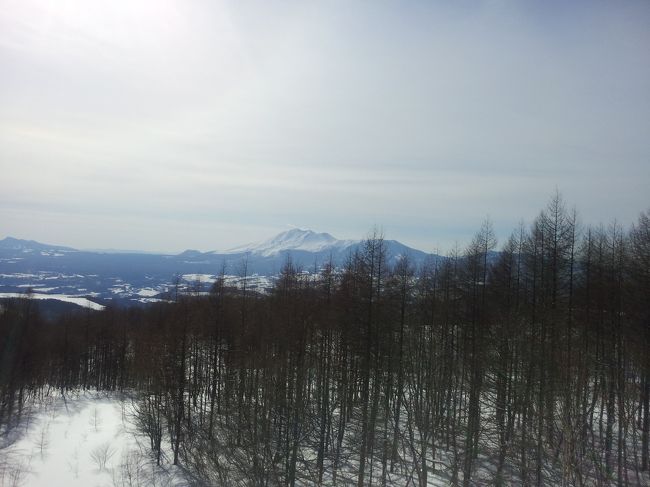 いい加減、バッジテストを受け続けても、受からない自分に、心が折れかかっていましたが、気合い入れて行ってきました！<br />今回は、仕事終わって、そのまま　パルコール嬬恋へ<br />（今回は　いつもの詳細な雪のレポート忘れた）<br />パルコールを選んだのは、　２３日・２４日と連続してバッジテストが受けれるから。<br /><br />２１日は、仕事終わって、高崎線と吾妻線を使って、万座・鹿沢口へ。<br />高崎線はグリーン車で快適！<br />そこに、ペンションのお父さんが迎えに来てくれていた。<br />ペンションの場所がよくわからず予約したら、浅間高原ペンションビレッジという所にあるペンションで、駅からだと、途中でスキー場とは反対方向に行くことになる。<br />２０分ほどで、今夜の宿のペンションＫＩＫＩに到着。<br /><br />２２日は、ペンションのお父さんに、スキー場まで送ってもらって、スクールに入る。<br />パルコール嬬恋のスクールは、ヒマな日は「プチプライベート」という制度があって、１日７５００円で、マンツーマンレッスンが受けられる。　４時間の人件費と考えても、相当お得だと思う。<br />翌日のバッジテストをやるであろう場所を集中して滑る。<br />乾いた雪が降っていたため、雪質は最高の状態！<br />夕方は、お父さんが迎えに来てくれた。<br /><br />２３日は、お父さんの送り迎え。<br />午前中は事前講習。　人数が多いため、全然、レッスンにはならない状態だった。<br />午後は、バッジテスト。　<br />２１０．５点で　合格した！　先週の雪辱。　加点を取っての合格に満足する。<br />この日の夕食は、ホームページに載ってたハンバーグ。　これはおいしかった！！<br /><br />２４日は、不合格だったら、バッジテストを受けるつもりだったが、前の日に合格したので、散々遊びまくったので、朝から、帰ることにした。　宿のお父さんに駅まで送ってもらって、各駅停車と快速を乗り継いで帰る。<br />吾妻線の電車は本数が少ないというのに、高崎駅で、到着の１分前に湘南新宿ラインの特別快速が行ってしまう、接続の悪さ。<br /><br />パルコールの　バッジテストのバーンは、かなり緩斜面。　プレターンで十分な加速を付ける必要がある。　また、片斜面になっているところがあるので、左右均等な弧を描くのは、若干難しいと思う。<br /><br />ちなみに、パルコール嬬恋徒歩圏内にもペンションが数件ある。<br /><br />交通費　５７２０円＋　スクール　７５００円＋検定　６０００円＋認定料　２５００円＋リフト券　６０００円＋宿泊　２０４６５円＝　合計　４８１８５円　なり。<br />